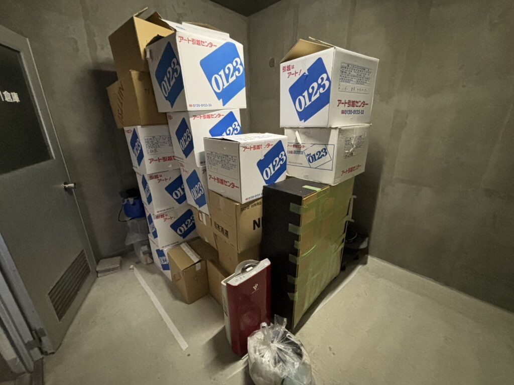 （荒川区 K様）トランクルーム解約の大量荷物を不用品回収した事例